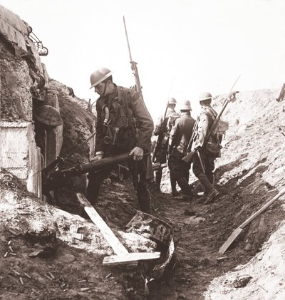Bosche-Maschinengewehr erbeutet und Schütze von unseren vorrückenden Truppen in der Ping Street gefangen genommen von English Photographer